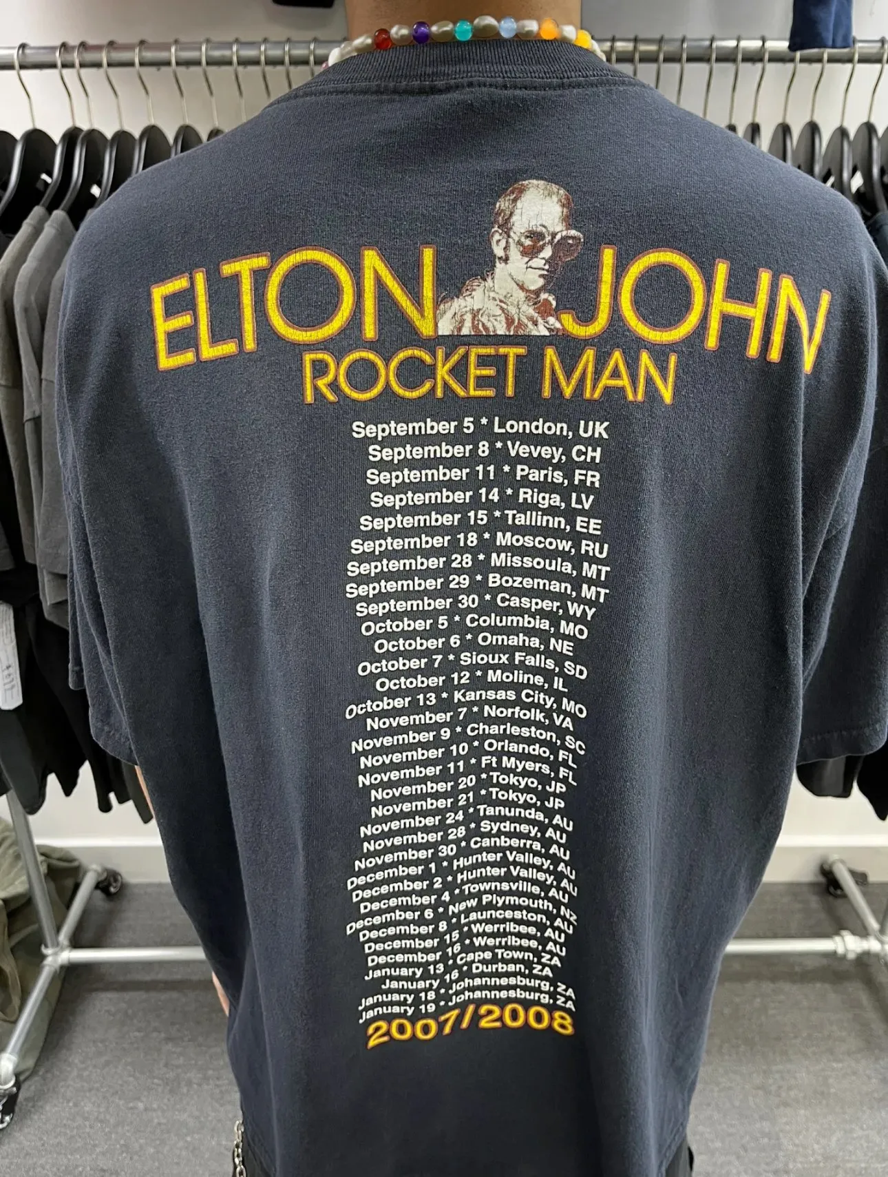 ♻️Style number: 875 P136 Vintage SAINT MICHACL x band theme print vintage short-sleeved high street washed distressed short-sleeved white ink direct-printed Elton John Rocket man tour shirt-2007 high-density 280g pure cotton comfortable feel and stiff outline Size: (S-M-L-XL) Color: washed black